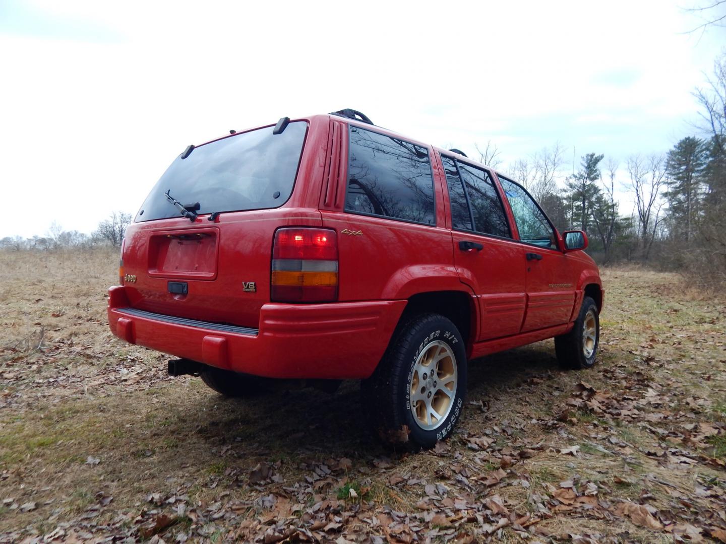 1996 RED /Tan Leather Jeep Grand Cherokee Limited 4WD (1J4GZ78Y6TC) with an 5.2L V8 OHV 16V engine, 4-Speed Automatic Overdrive transmission, located at 6528 Lower York Road, New Hope, PA, 18938, (215) 862-9555, 40.358707, -74.977882 - Here we have a 1996 Jeep Grand Cherokee with a 5.2L V8 putting power to a 4x4 automatic transmission. Options include: tan leather with wood trim, heat/AC, AM/FM/CD/TAPE radio, tilt steering wheel, cruise control, heated front seat, moon roof, power windows/locks/mirrors, roof rack, fog lights, tow - Photo#4